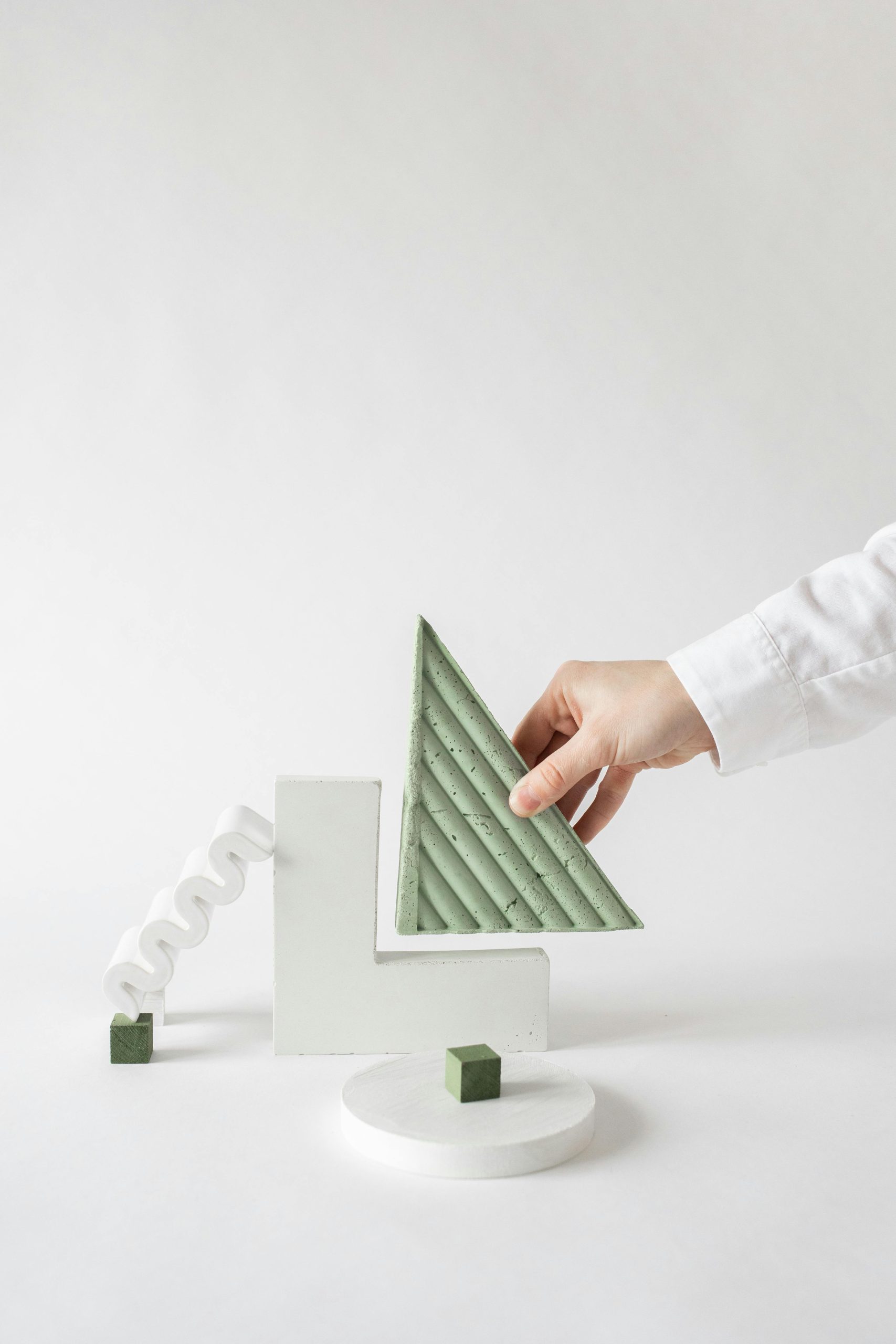 Moderni ja minimalistinen kuva innovatiivisista ratkaisuista symboloi luovaa ajattelua ja designia